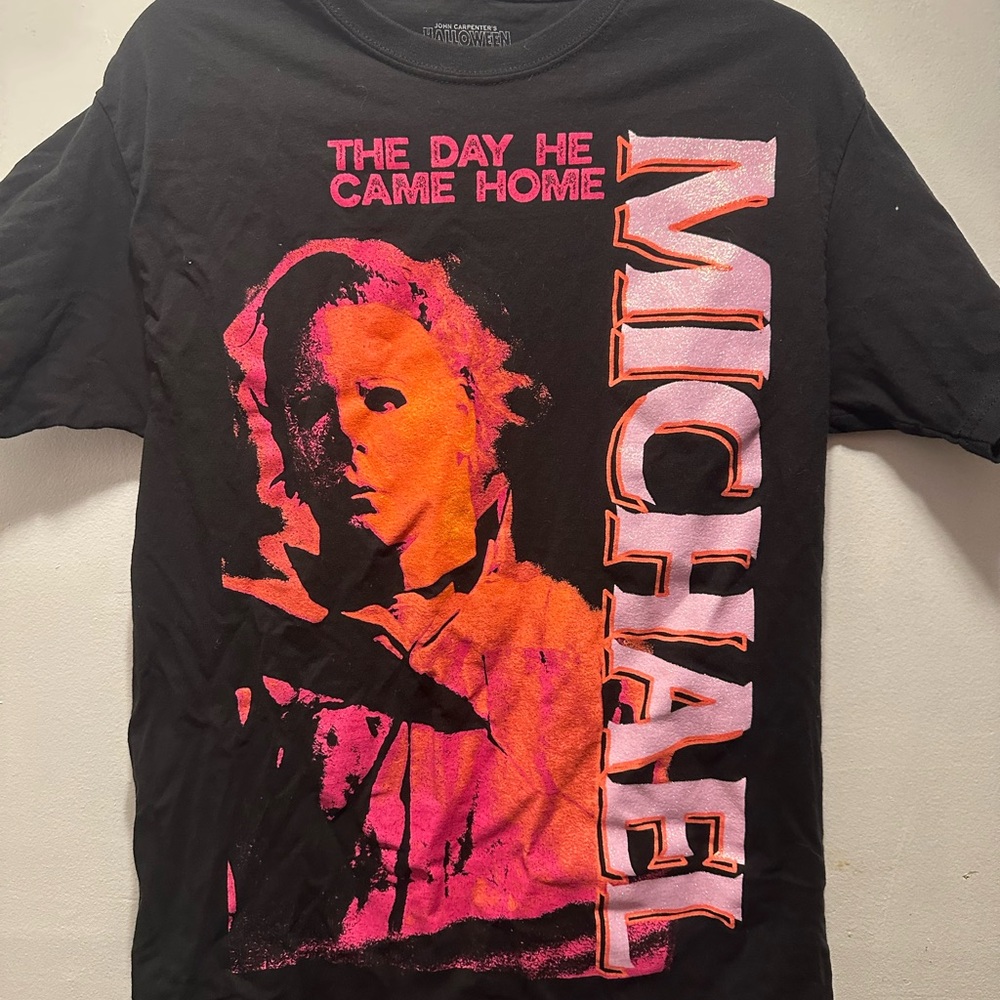 Micheal Myers’s med Black and Pink Graphic T-Shirt
